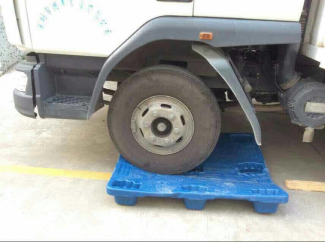 Vacuum forming plastic pallet