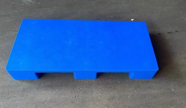 Lightweight Plastic Pallet 600 x 1200 mm Closed Deck