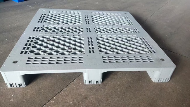 Rackable plastic pallet