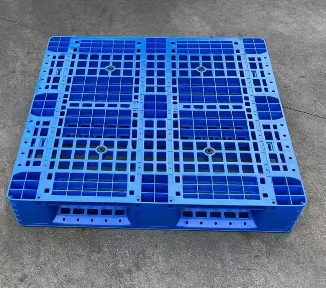 Accommodate eight steel pipes internally plastic pallet